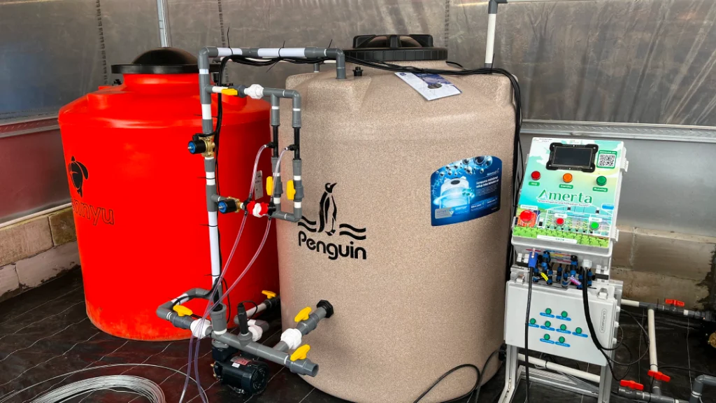 Sistem Amerta MSMB lengkap dengan tangki nutrisi Penguin, panel kontrol IoT, dan mixing tank untuk irigasi fertigasi otomatis greenhouse