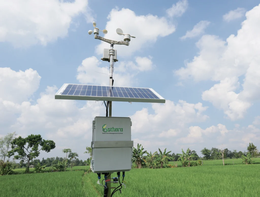 Sistem Bathara MSMB lengkap dengan sensor multi-parameter, solar panel, dan weather station untuk pengendalian hama terpadu di lahan pertanian