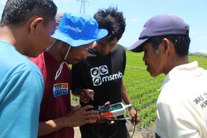 Tim MSMB melakukan demonstrasi lapangan sensor Jinawi kepada kelompok petani untuk edukasi teknologi IoT pemupukan presisi