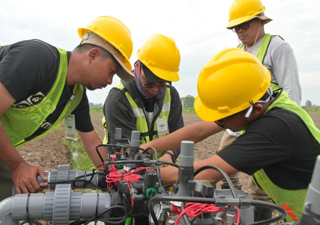 Tim teknisi MSMB melakukan instalasi dan konfigurasi valve system Amerta untuk kontrol irigasi presisi di lahan pertanian