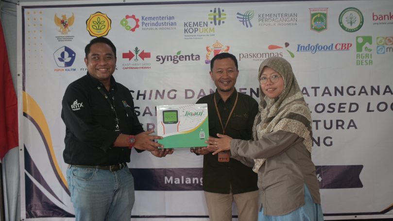Peluncuran dan serah terima produk Jinawi MSMB kepada mitra dalam program kemitraan teknologi smart farming di Malang