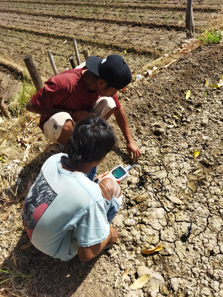 Petani muda mengakses aplikasi mobile Jinawi MSMB untuk memonitor kondisi tanah dan mendapatkan rekomendasi pemupukan di lahan kering