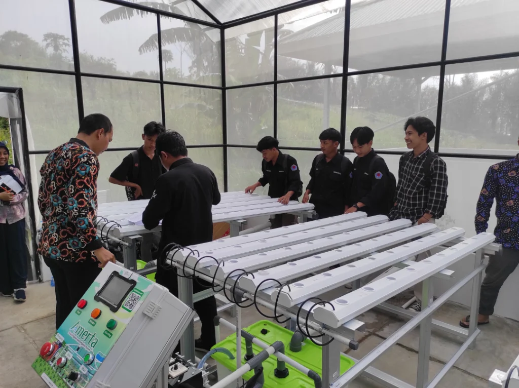 Pelatihan instalasi dan pengoperasian sistem Amerta MSMB untuk hidroponik NFT di greenhouse kepada petani dan teknisi pertanian