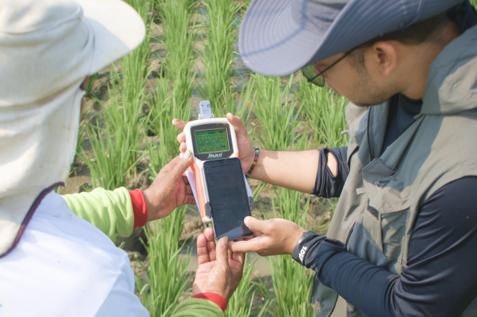 Pelatihan penggunaan sensor dan aplikasi Jinawi MSMB kepada petani untuk monitoring real-time kondisi tanah dan rekomendasi pemupukan padi